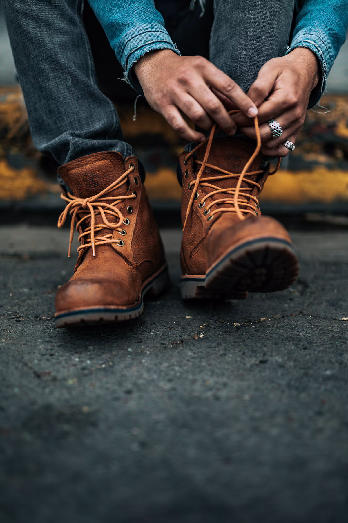 Lowa Renegade GTX Mid với kết cấu da nubuck bền bỉ