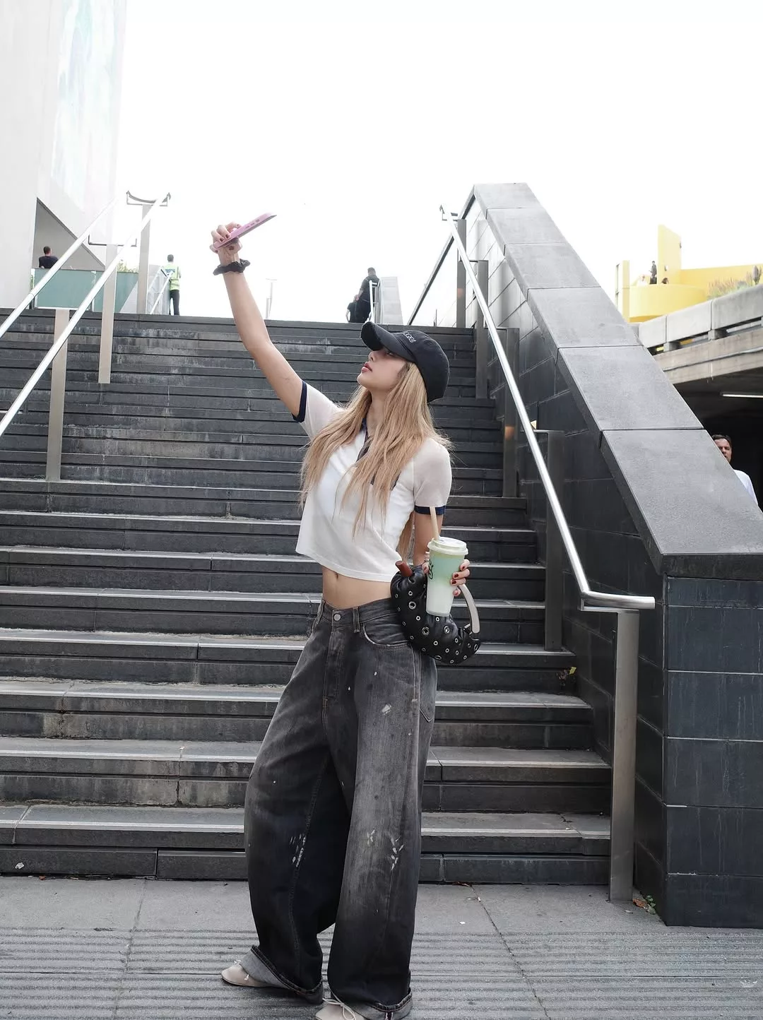 Lalisa diện quần jeans ống suông và áo croptop tạo tỷ lệ cơ thể cân đối