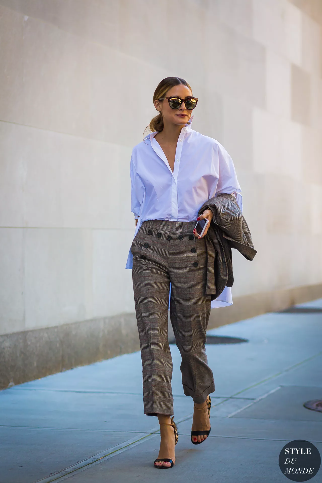Olivia Palermo mặc áo sơ mi trắng và quần ống rộng