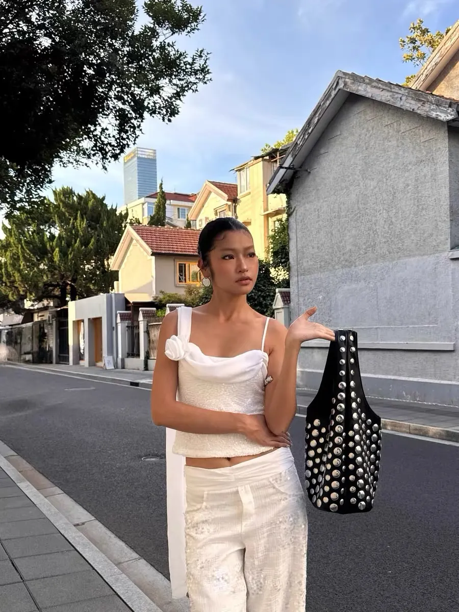 Phụ kiện đính đá tạo điểm nhấn cho outfit đơn sắc