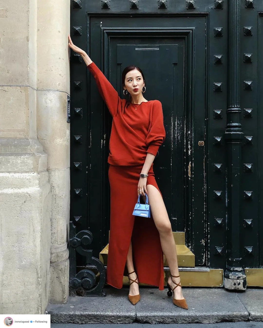 Đeo hờ túi xách bên vai và nghiêng người nhẹ giúp tạo cảm giác năng động và sành điệu
