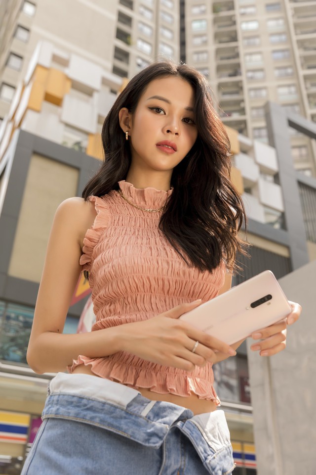 Tư thế ngồi ngả người ra sau và vươn chân hướng về góc máy