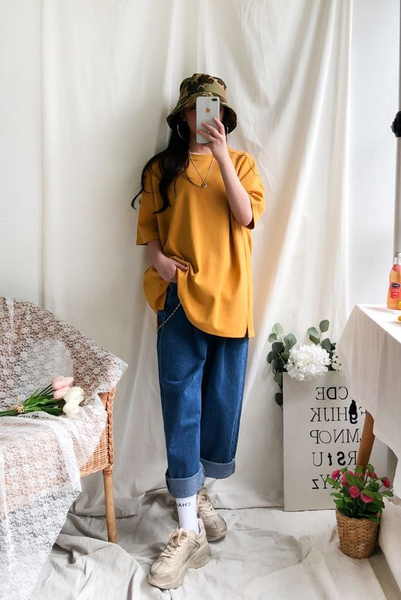Áo thun phối quần baggy ống rộng theo phong cách tối giản