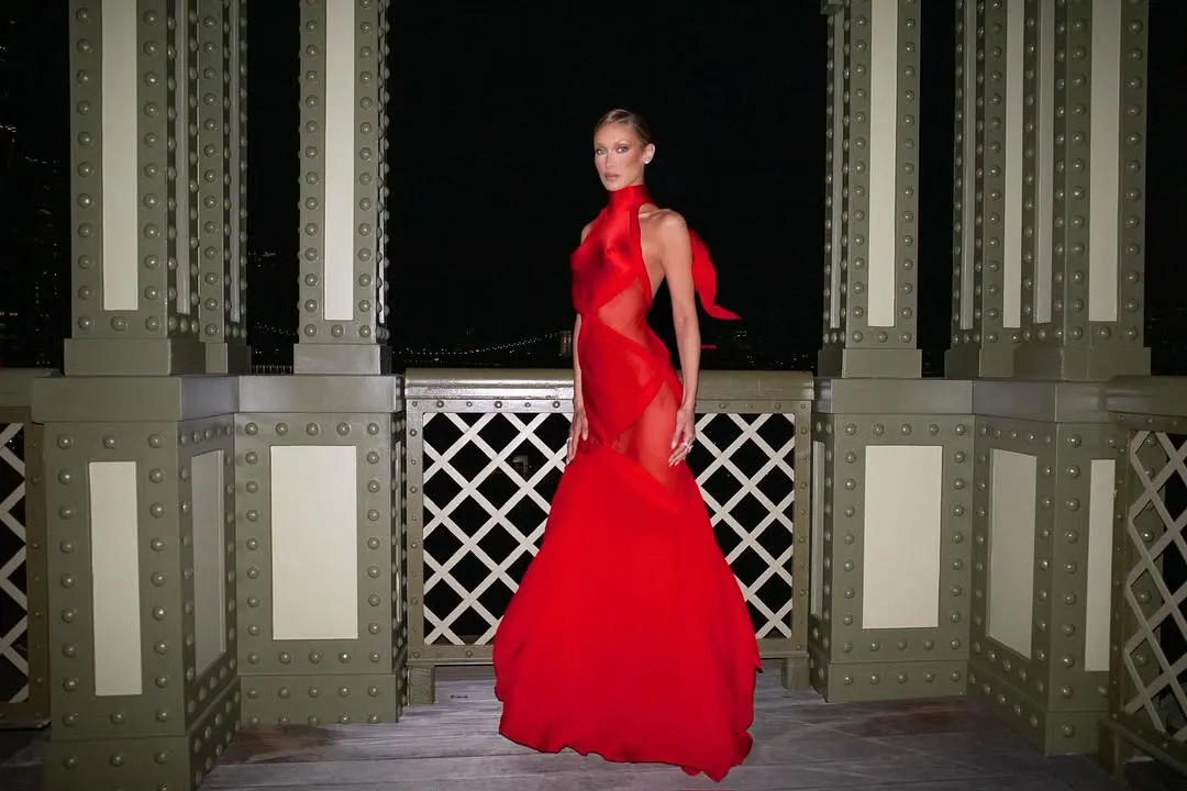 Bella Hadid diện đầm xuyên thấu màu đỏ