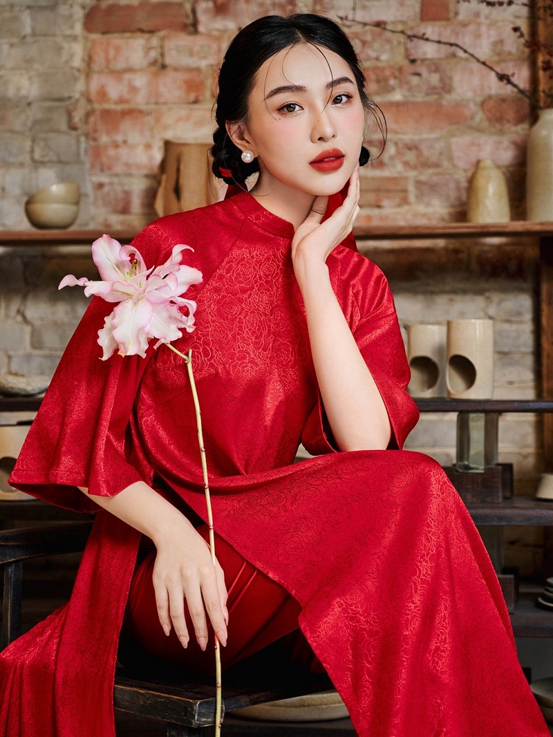 Trang phục Tết màu đỏ mang không khí may mắn và nổi bật