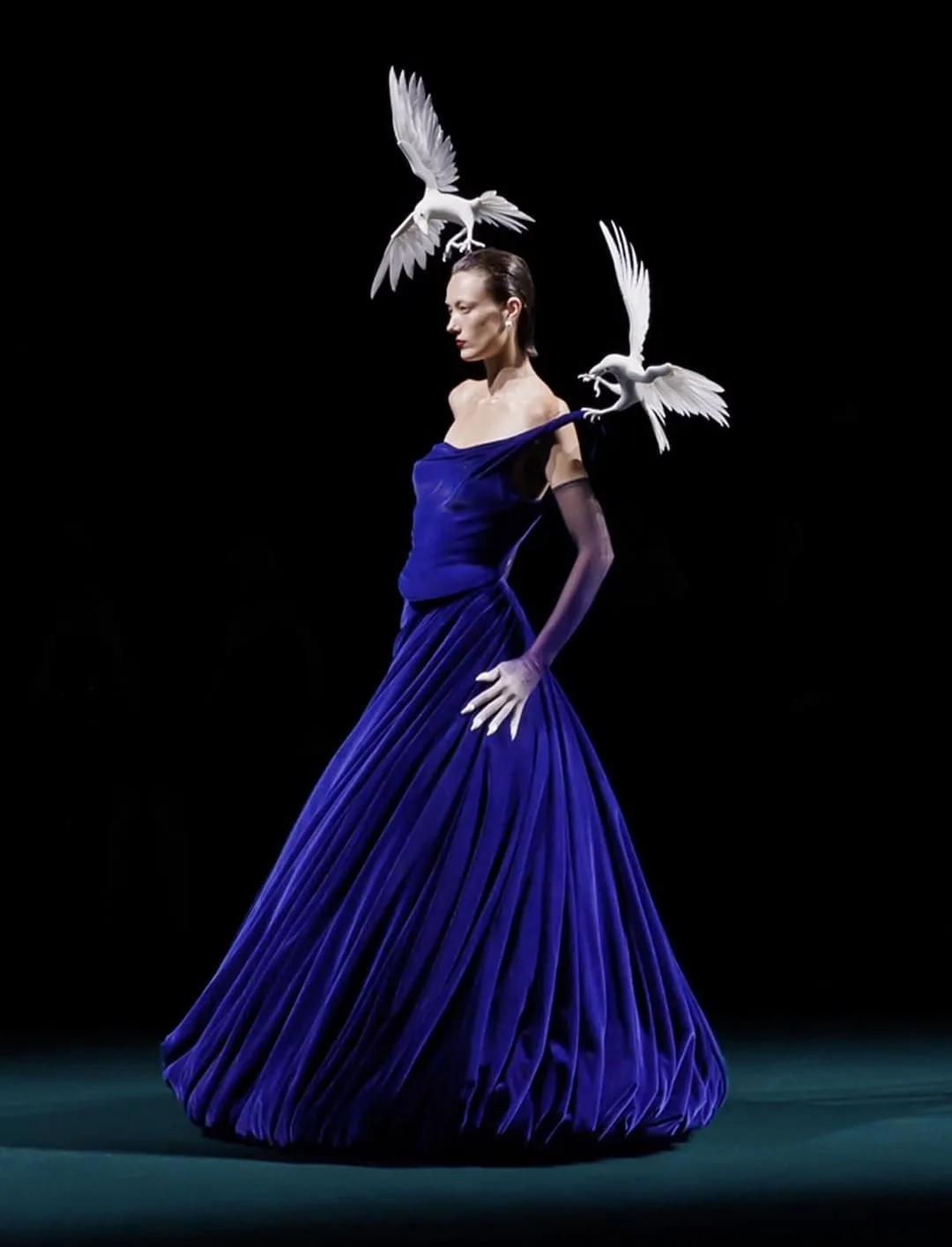 Vẻ đẹp siêu thực của Robert Wun Haute Couture 2026