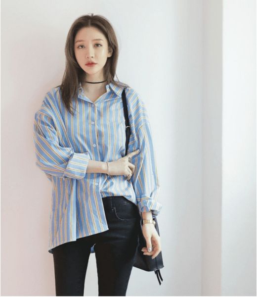 Phối quần jean với áo sơ mi oversize