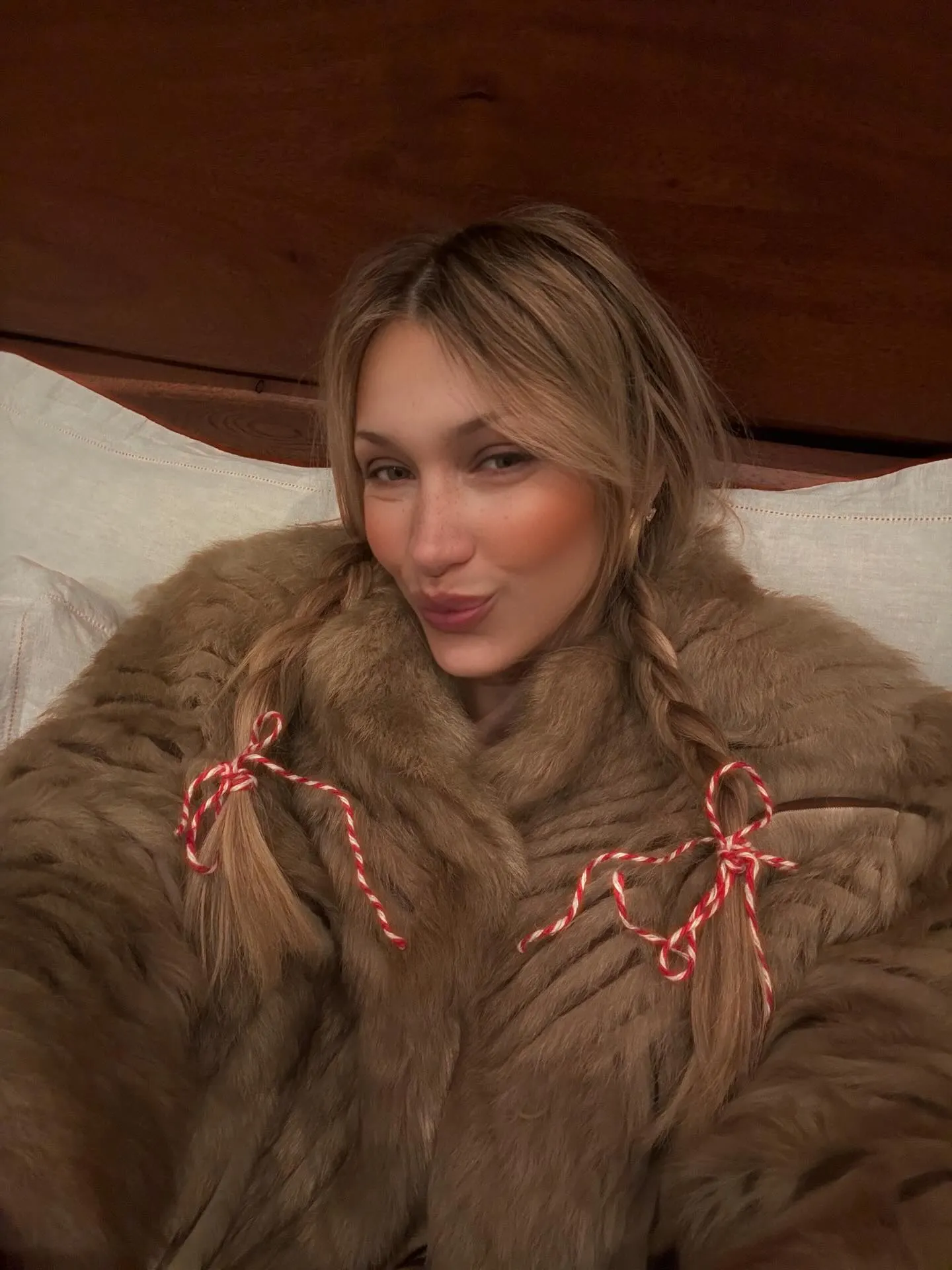 Bella Hadid tạo khối mặc áo lông màu nâu