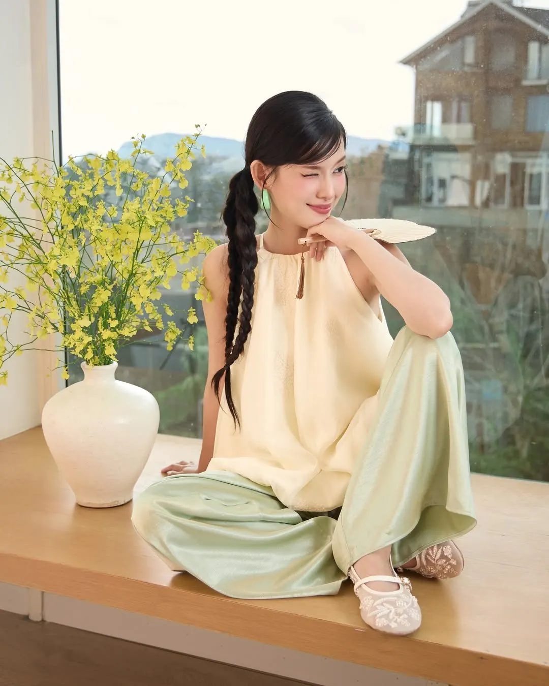 Áo yếm cách tân phối quần lụa pastel tạo vẻ nữ tính trẻ trung