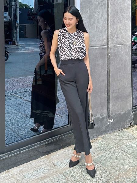 Outfit áo rộng sát nách họa tiết da ngựa vằn phối quần ống rộng