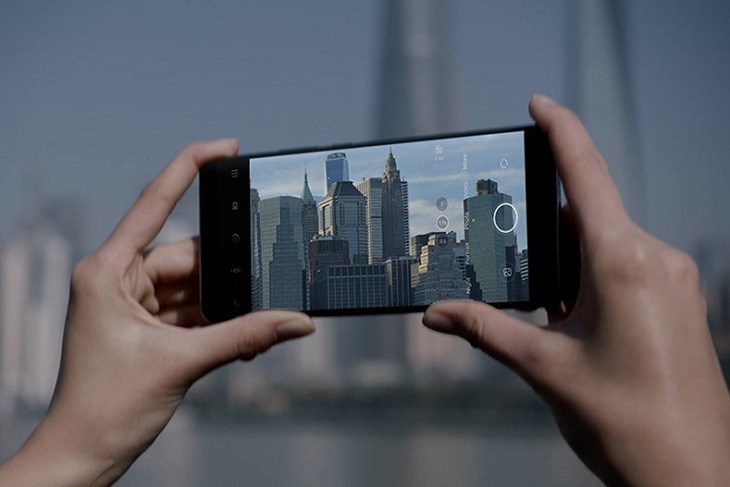 Lau sạch camera trước khi chụp