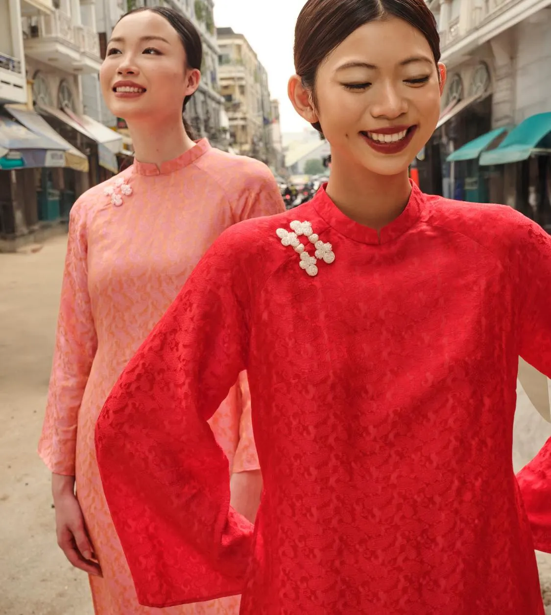 Thế hệ trẻ diện áo dài chụp ảnh dịp Tết