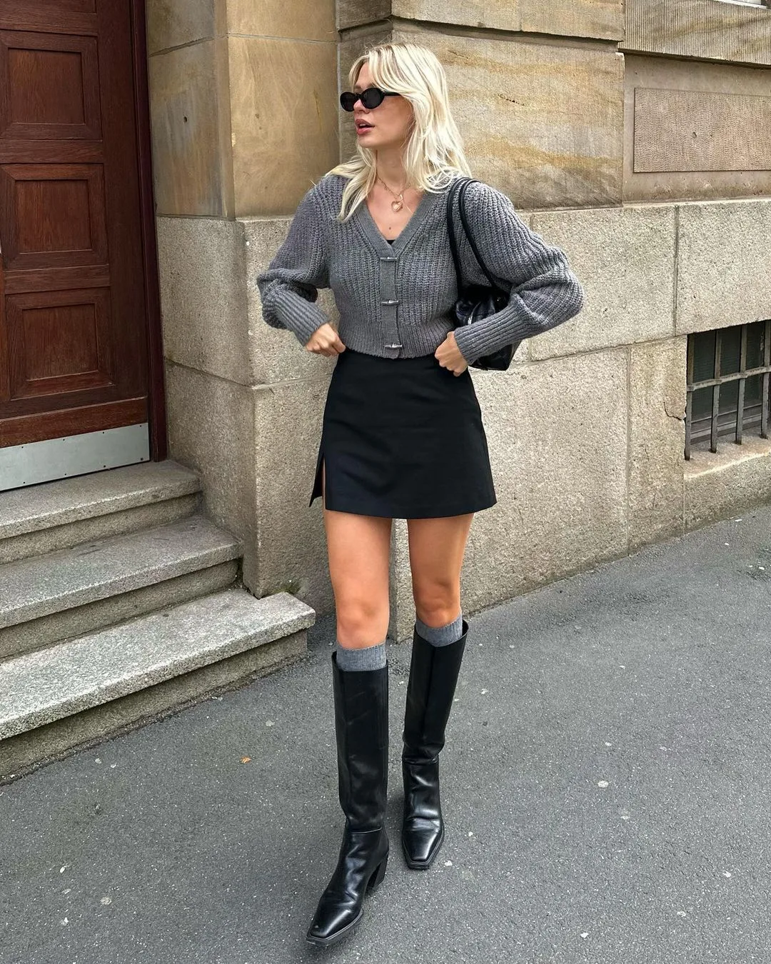 Linda.sza cá tính với croptop xám khoe trọn vòng eo chuẩn mực
