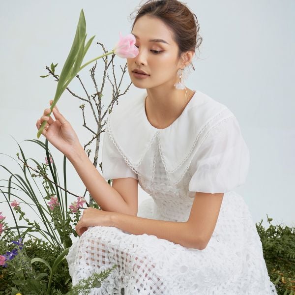 Tạo dáng an nhiên giữa vườn cây xanh tĩnh lặng của đền chùa