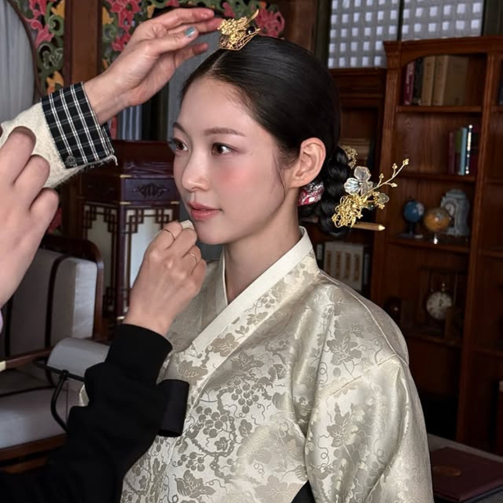 Gong Seung Yeon được trang điểm tại phim trường Perfect Crown