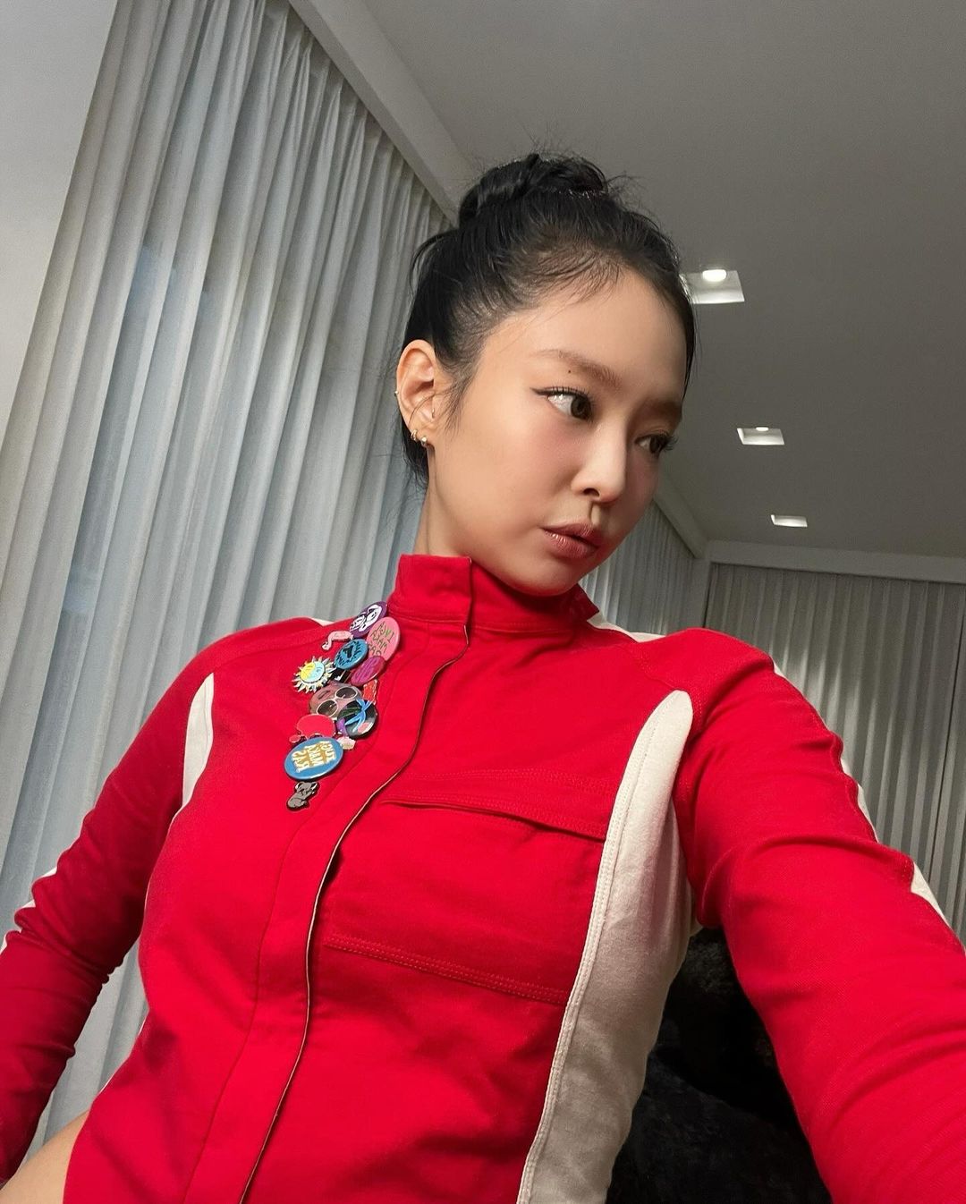 Áo khoác đỏ rực rỡ của Jennie tạo ra hiệu ứng bắt sáng tuyệt vời cho da mang tone ấm