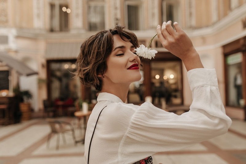 Tóc ngắn uốn sóng dài mái thưa cân đối tỷ lệ