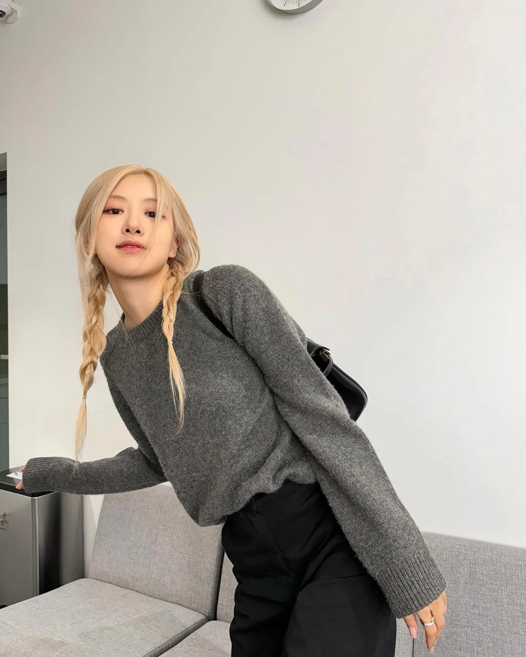 Rosé nổi bật với áo len xám dưới ánh sáng tự nhiên