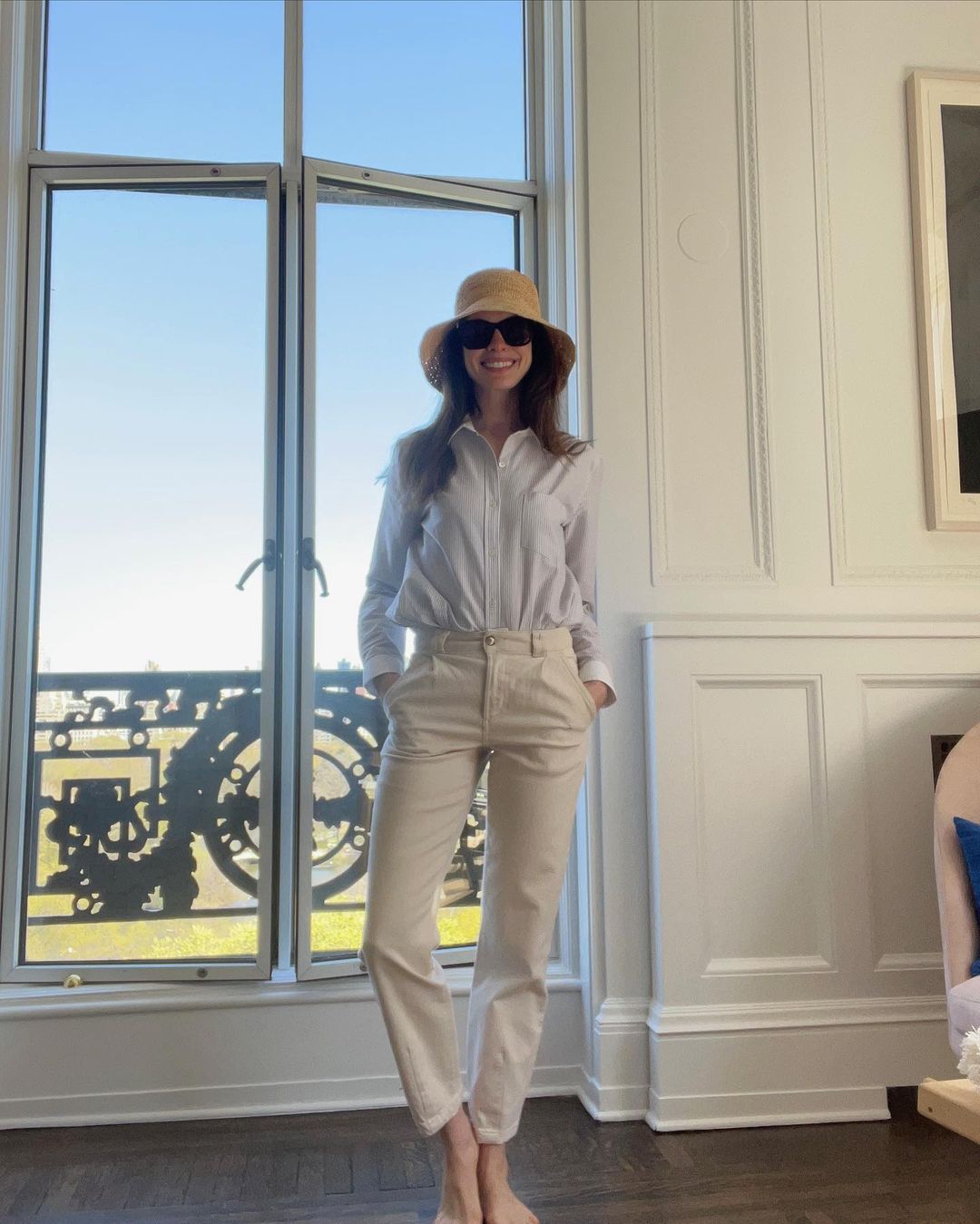 Coastal grandma ven biển