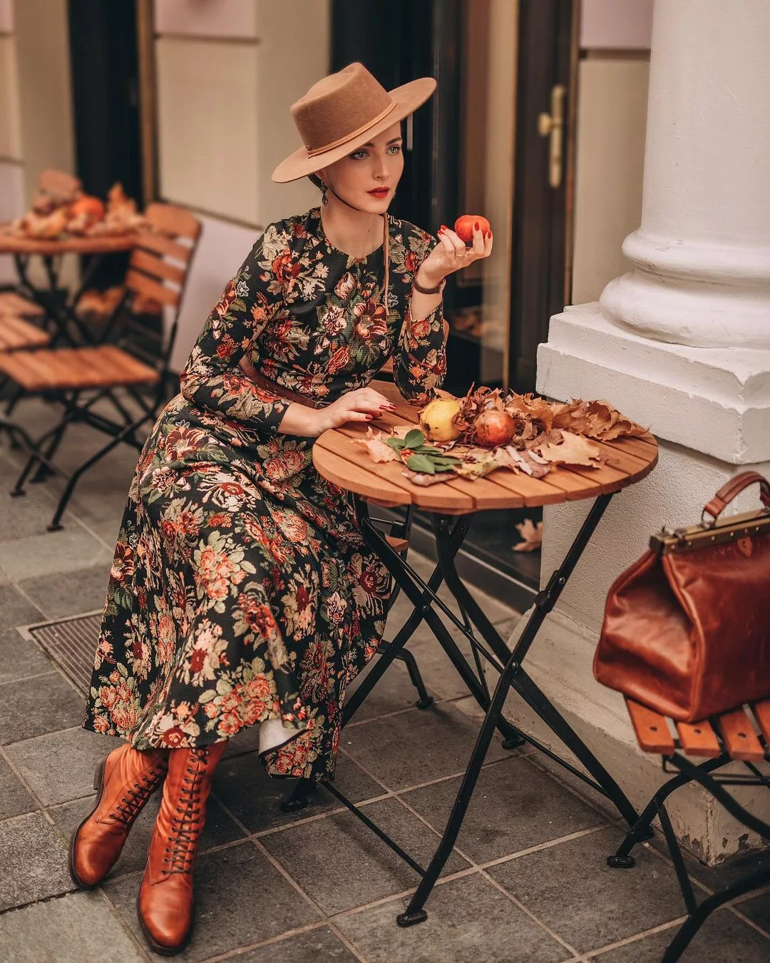 Đầm hoa vintage là lựa chọn rất dễ tạo cảm giác nữ tính và hoài cổ trong khung hình