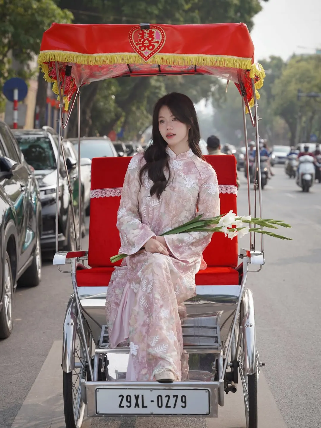 Áo dài gấm hoa kết hợp cùng nhành hoa trắng