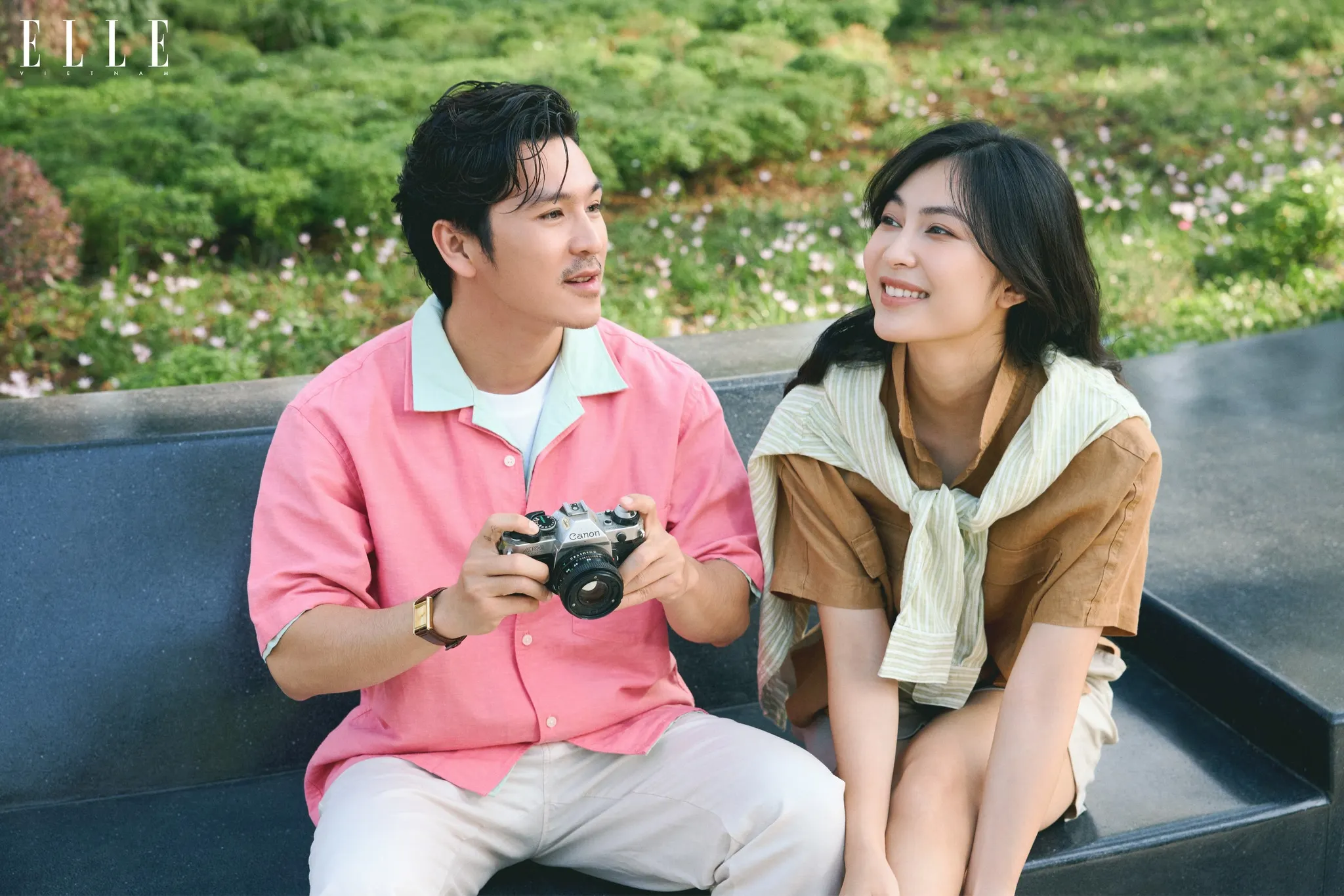 Helly Tống và Thiên Minh mặc trang phục linen của UNIQLO trong không khí mùa Hè