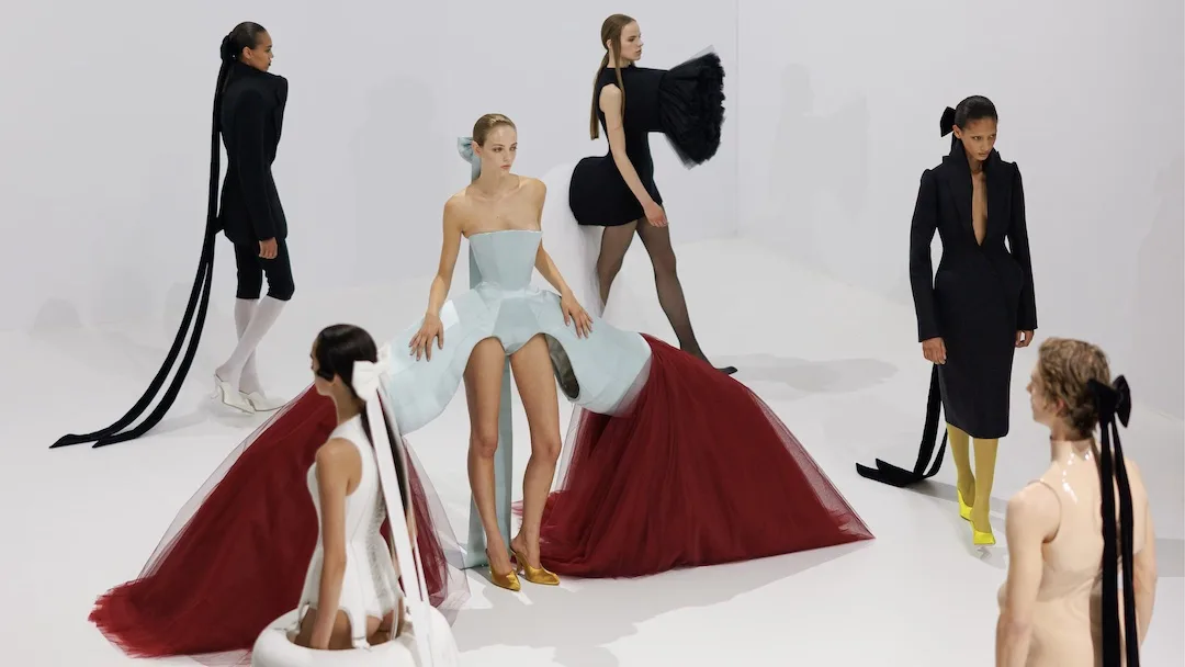 Góc nhìn cận cảnh trang phục Jean Paul Gaultier