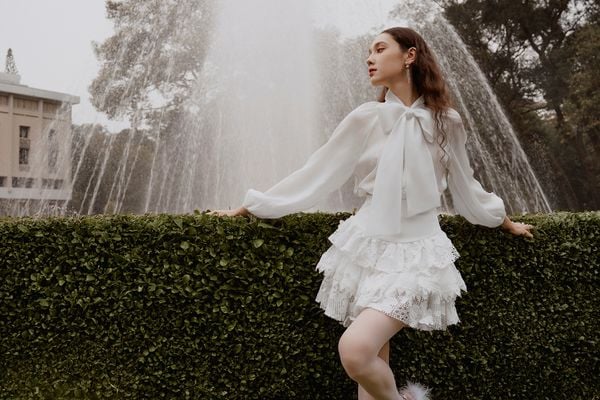 Outfit Grunge cổ điển với sơ mi rộng