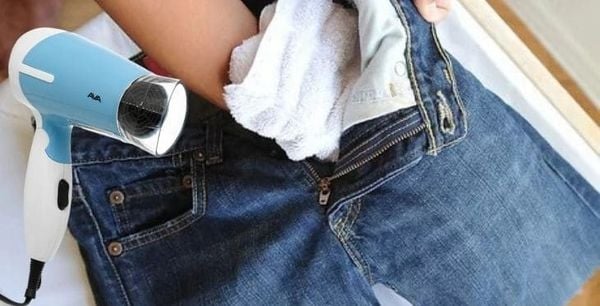 Dùng máy sấy tóc để kéo giãn quần jean