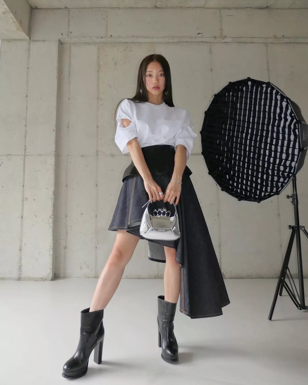 Chân váy chữ A dáng dài phối áo blouse tạo dáng người thon và cân đối
