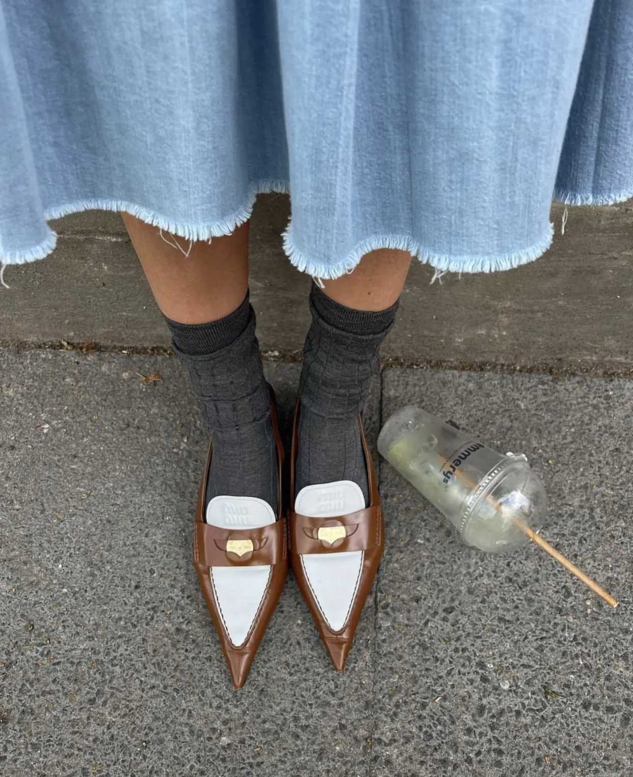 Góc chụp giày đúng sẽ khiến đôi sneaker hoặc heels trở thành điểm nhấn rất sang trên feed