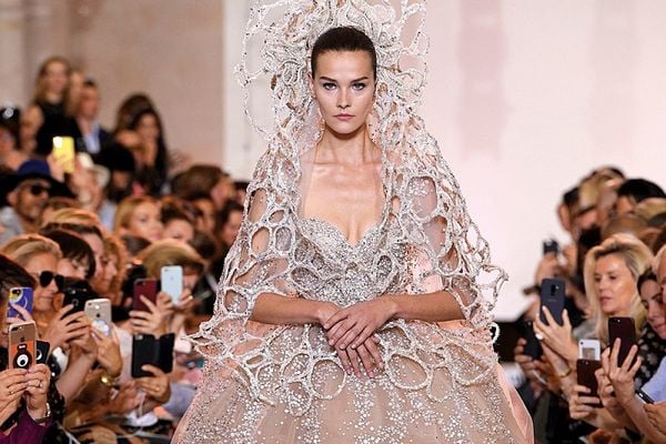 Trang phục haute couture được hoàn thiện thủ công