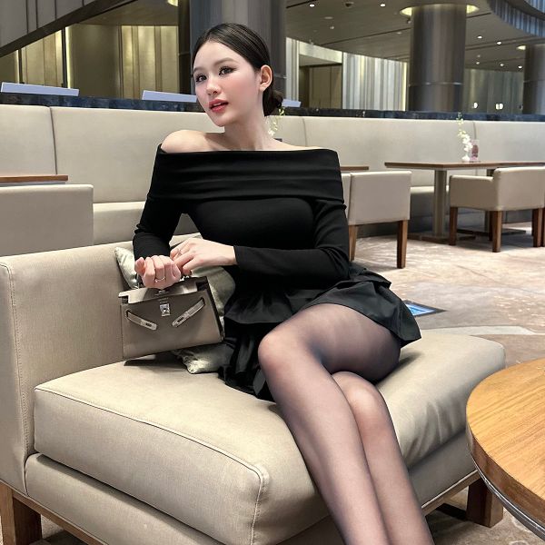 Quần tất phối cùng đầm thun giúp giữ ấm và đẹp thời trang