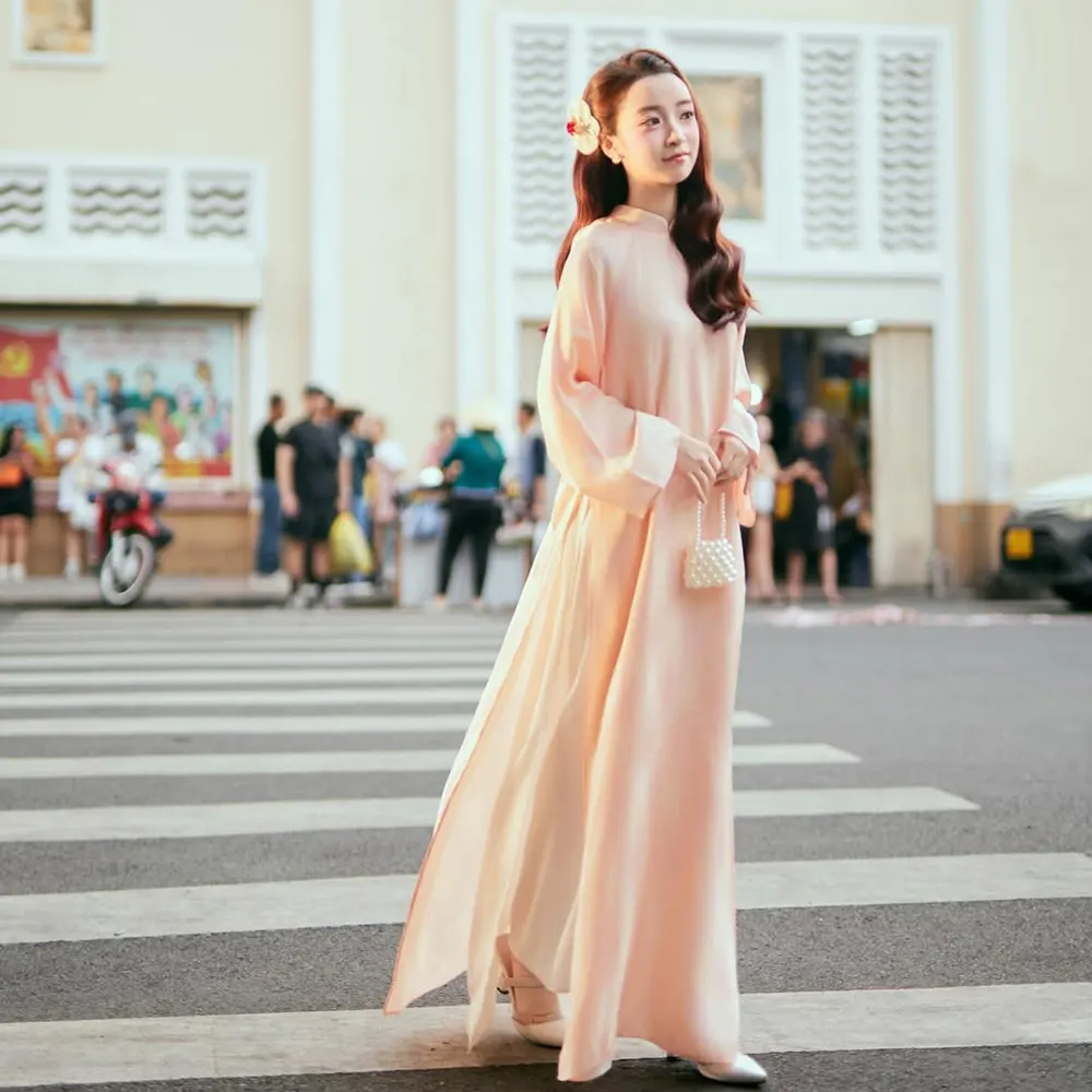 Chụp hình Tết ở Chợ Bến Thành với đèn lồng và hoa Tết