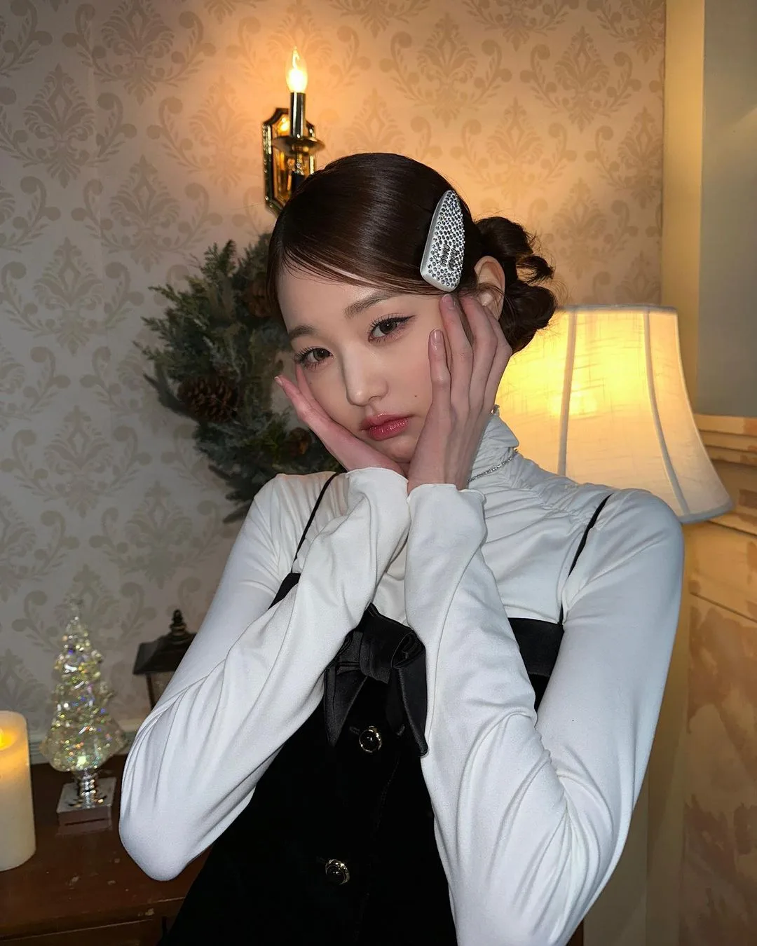 Phụ kiện tóc giúp khung hình trông mềm hơn, đặc biệt khi phối cùng outfit tối giản