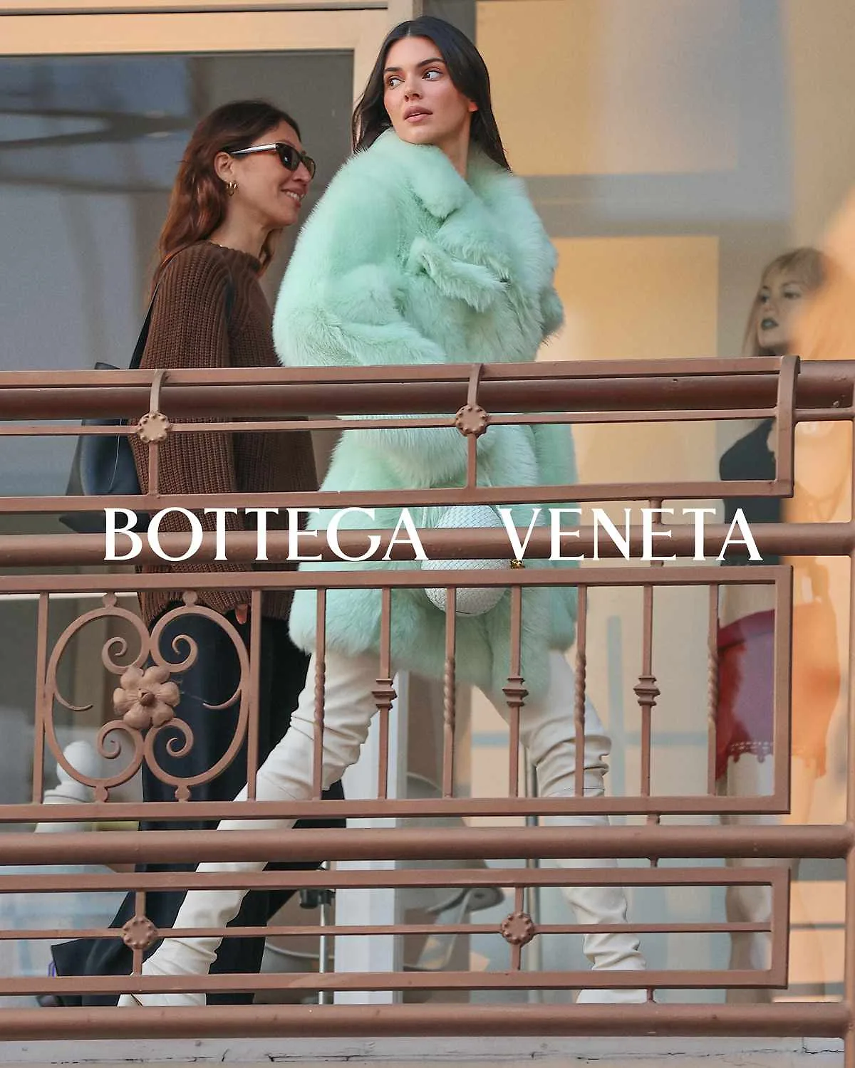Kendall Jenner trong chiến dịch Bottega Veneta sử dụng đèn flash trực diện