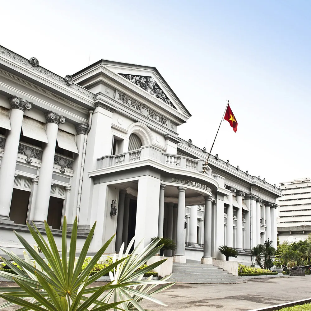 Mặt tiền Bảo tàng Thành phố Hồ Chí Minh mang kiến trúc Pháp cổ điển