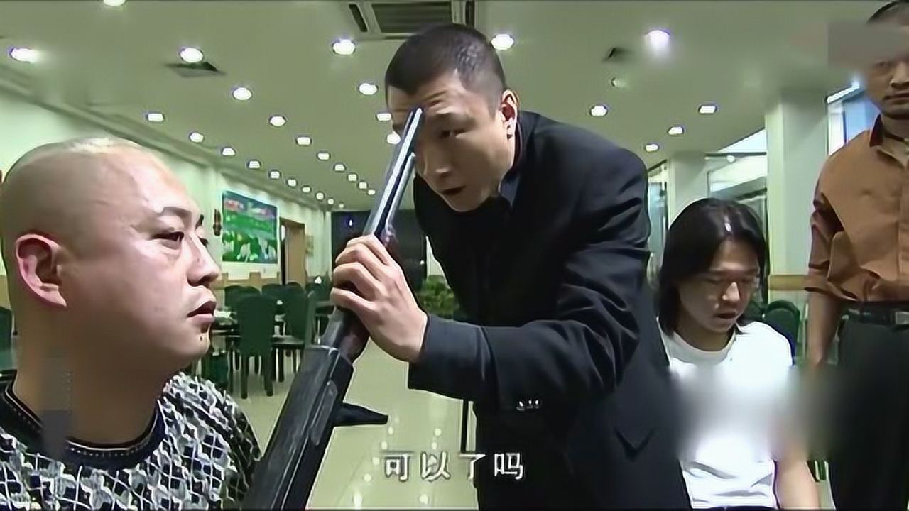 Cô gái chụp ảnh selfie nghệ thuật trước gương