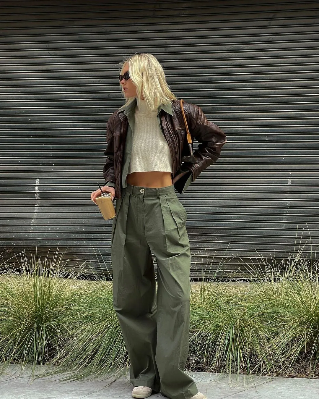 Quần ống rộng xanh rêu trong outfit urban minimal