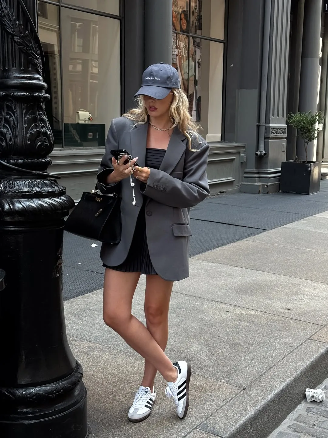 Áo blazer độn vai phom đứng khoác ngoài đầm mini-dress diện cùng sneakers cá tính