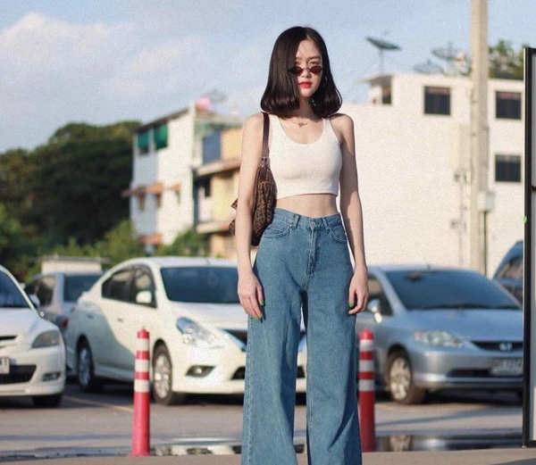 Quần baggy ống rộng phối áo crop top để tôn eo và kéo dài chân
