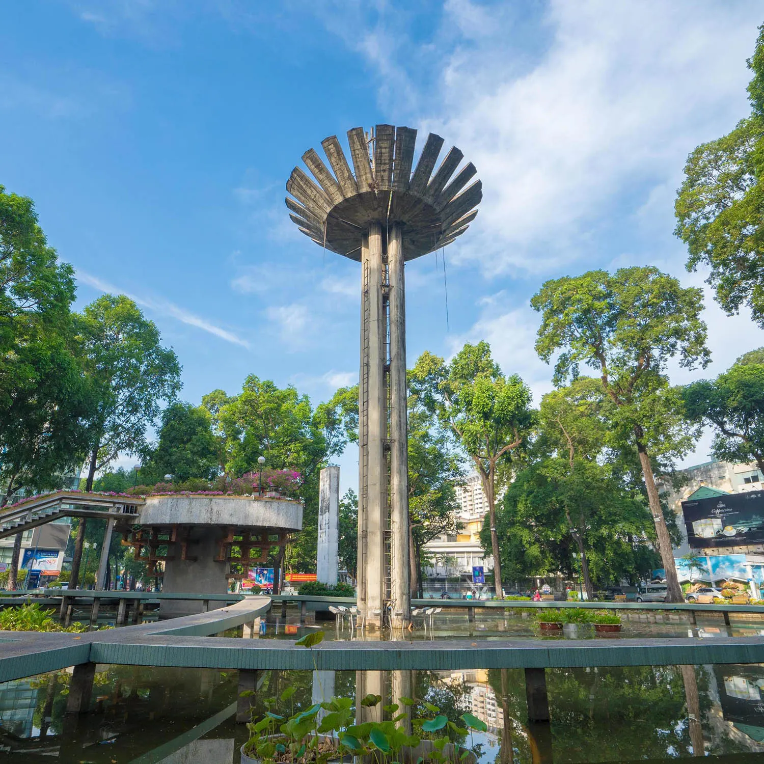 Hồ Con Rùa với tháp kỷ niệm và vòng xoay phố đi bộ Trương Định