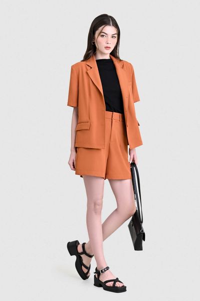 Áo blazer phối cùng quần short thời thượng