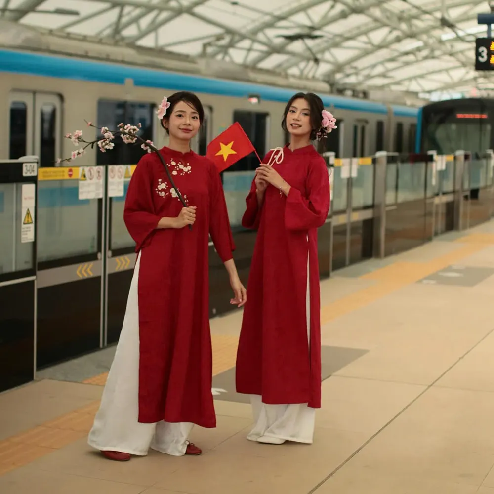 Chụp áo dài ở ga metro tuyến Bến Thành Suối Tiên tương phản hiện đại cổ điển