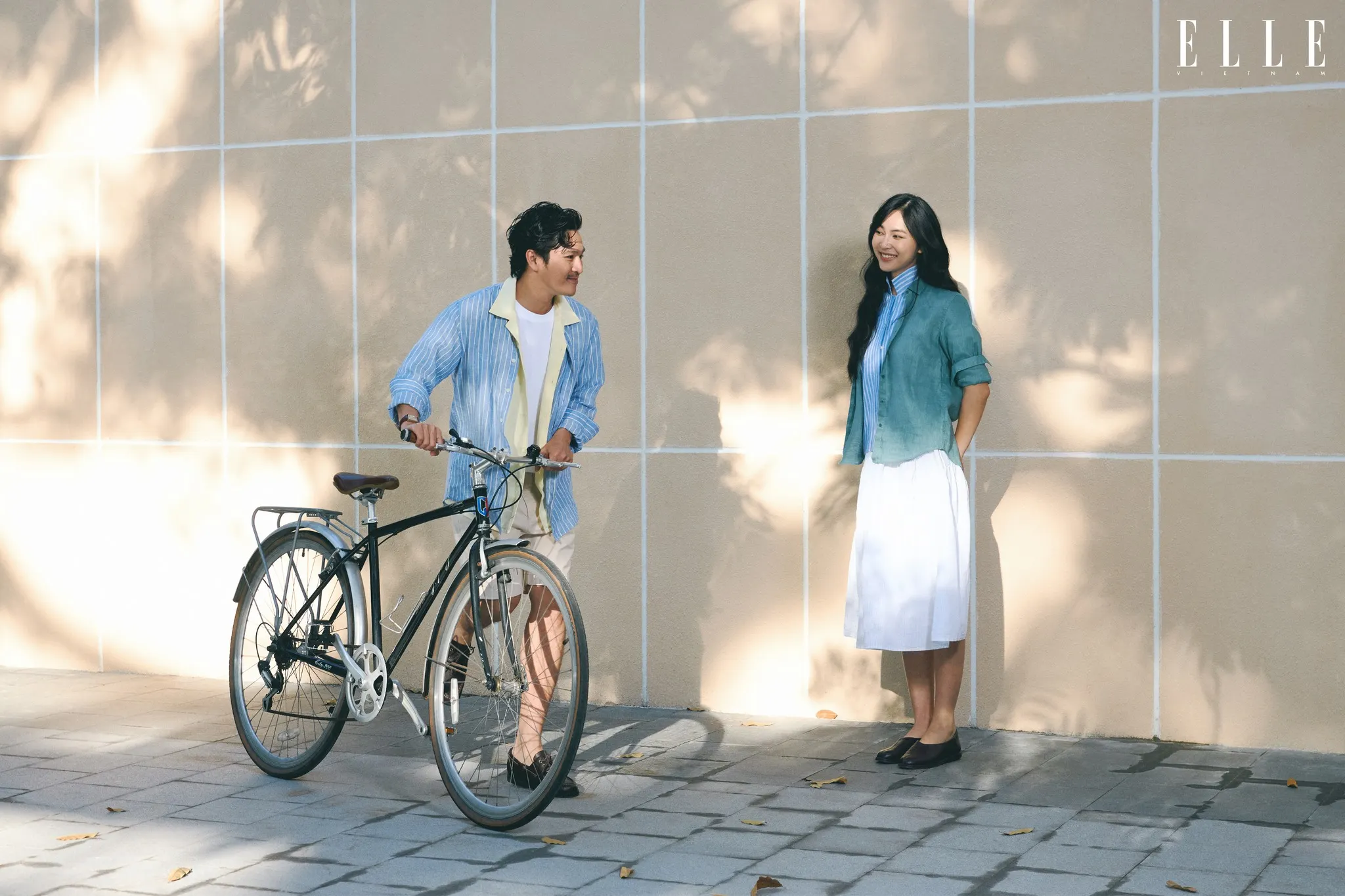 Helly Tống và Thiên Minh mặc trang phục linen của UNIQLO trong không khí mùa Hè