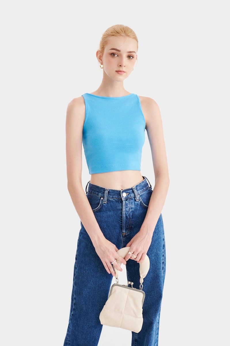 Áo tank top kết hợp cùng quần jean