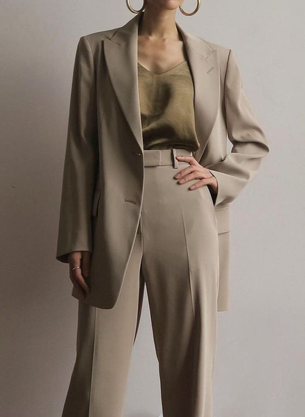 Blazer và quần baggy ống rộng trong tổng thể thời trang hiện đại