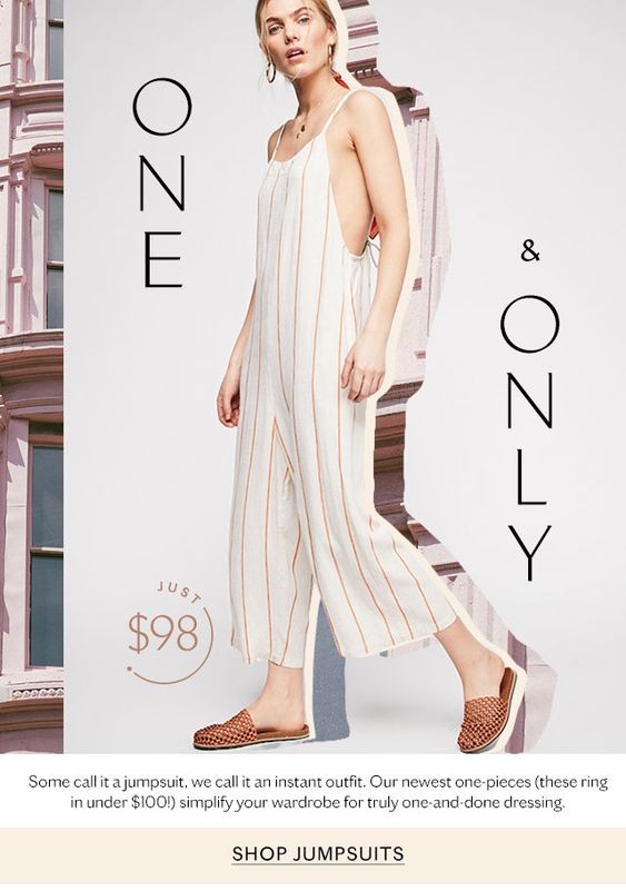 Khách hàng xem lookbook thời trang