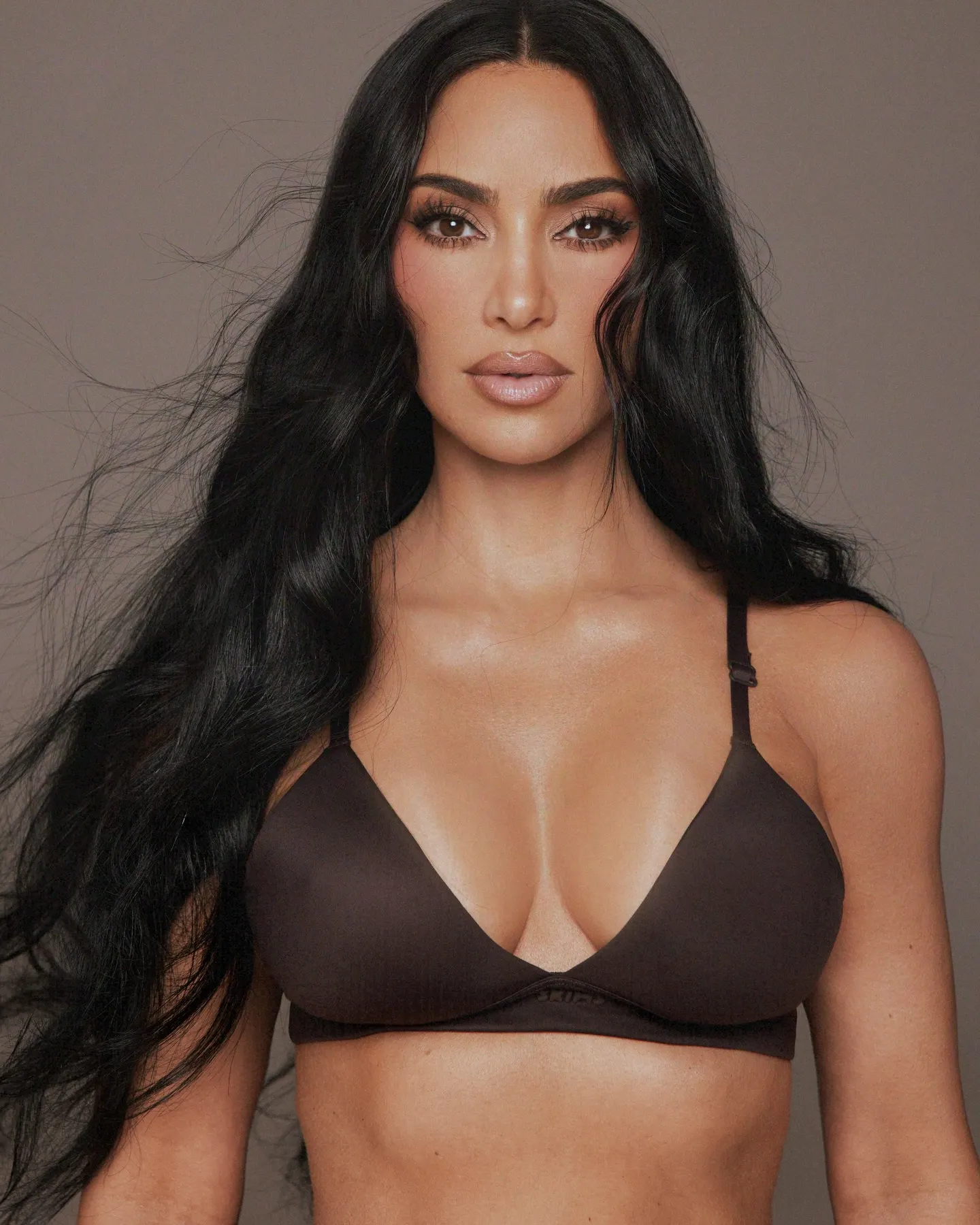 Kim Kardashian tạo khối, tóc dài đen