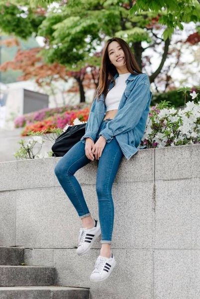Phối áo thun và quần jean cùng áo khoác jeans